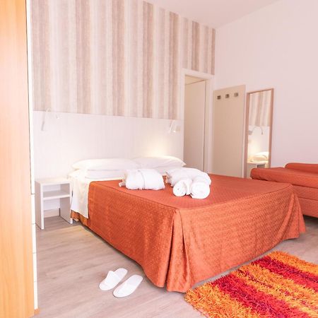 Hotel Dusseldorf Rimini Esterno foto
