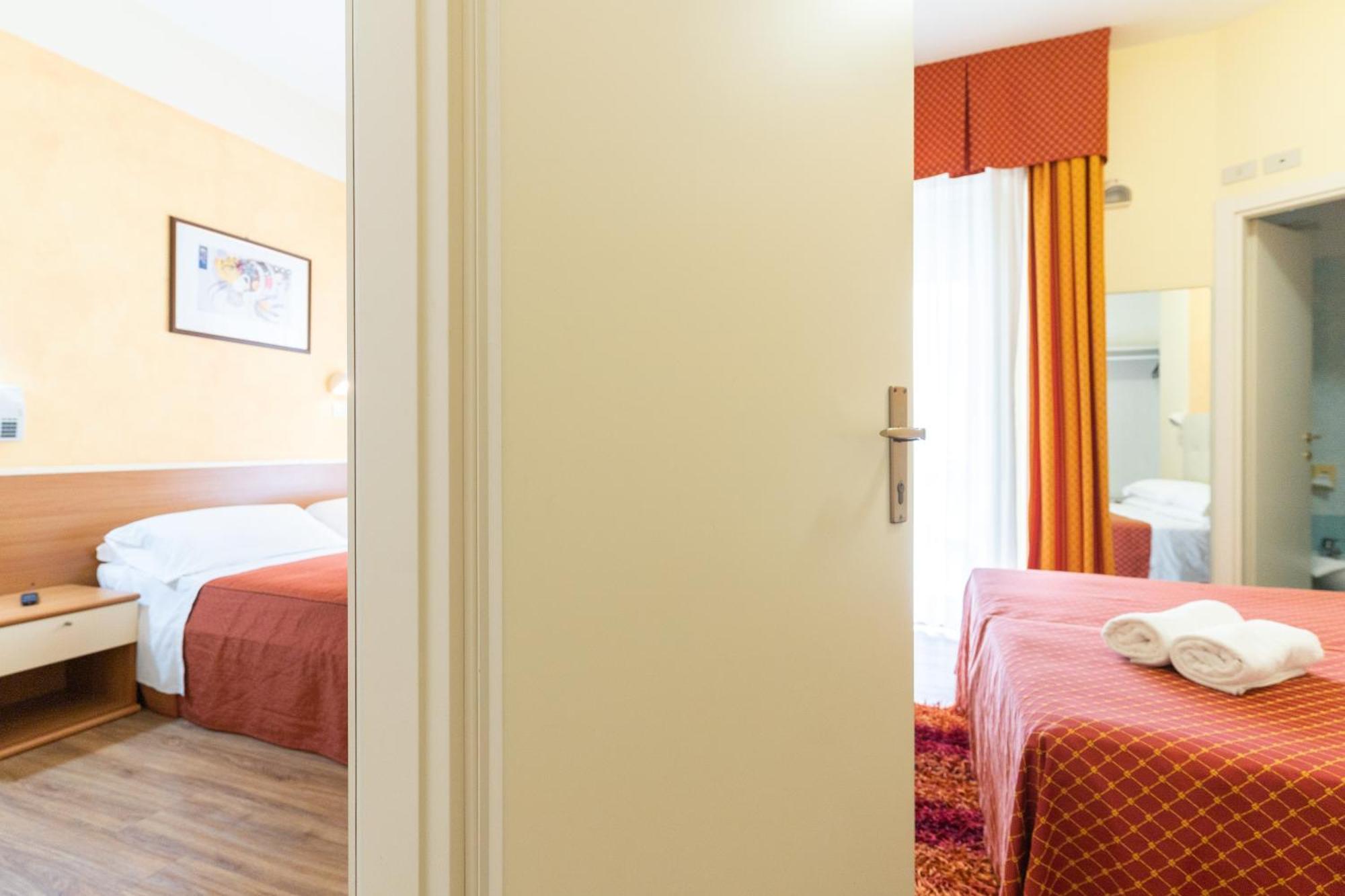 Hotel Dusseldorf Rimini Esterno foto
